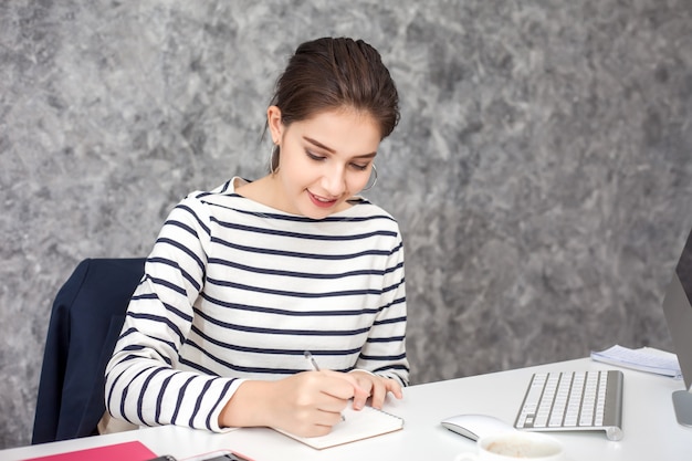 Mulher bonita nova que trabalha no escritório