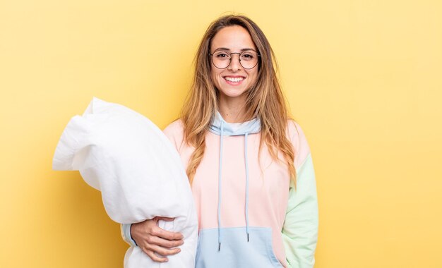 mulher bonita olhando feliz e agradavelmente surpreso. conceito de pijama