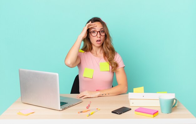 Mulher bonita parecendo feliz, espantada e surpresa. conceito de teletrabalho