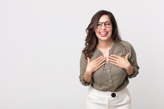 Mulher bonita parecendo feliz, surpresa, orgulhosa e animada, apontando para si mesma