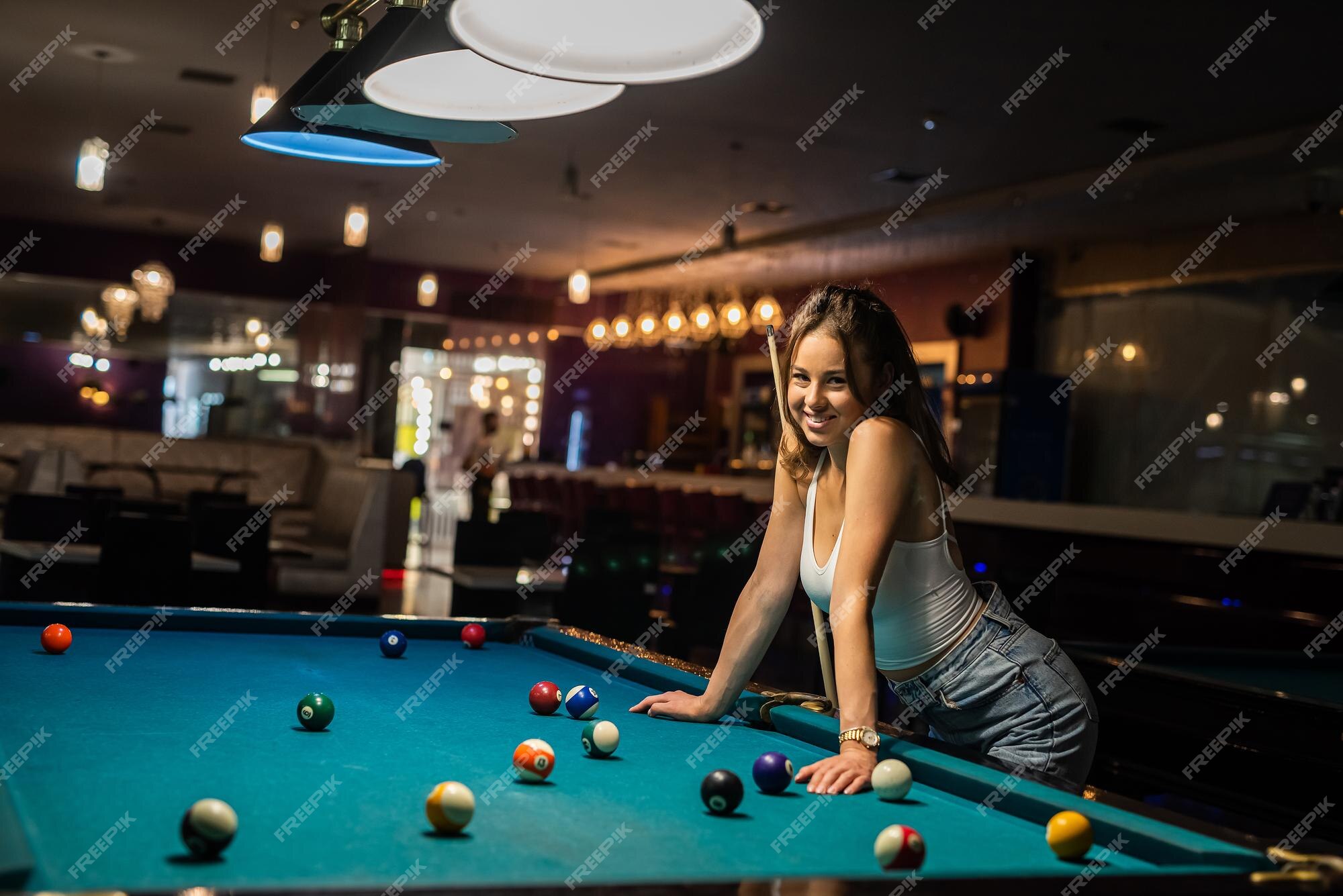 Foto Jovem atraente que joga sinuca no bar sozinho – Imagem de Mesa no  Unsplash