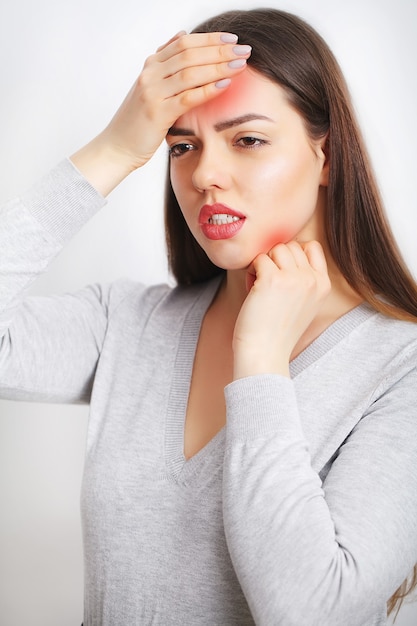 Mulher bonita passando mal, tendo dores de cabeça e dores no corpo