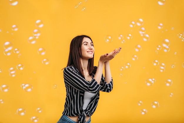 Mulher bonita pegando bolha de sabão