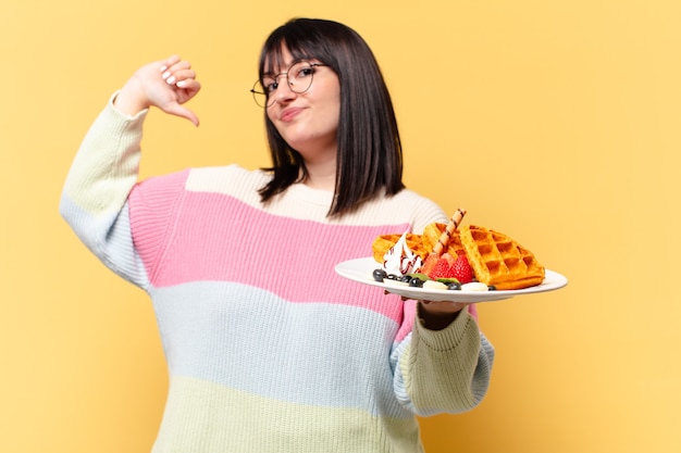 Mulher bonita plus size comendo waffles