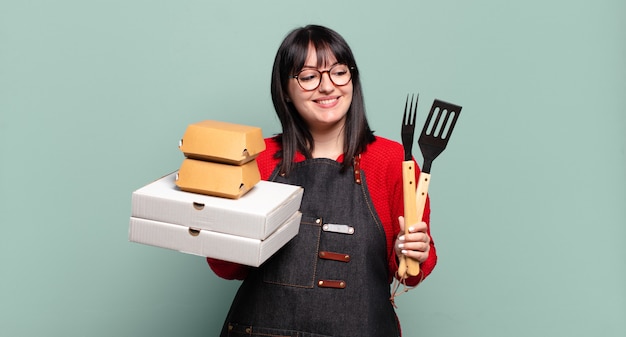 Mulher bonita plus size entregando comida, conceito de fast food para levar