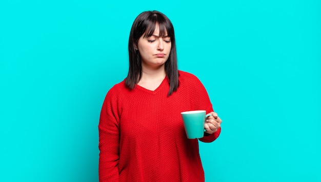 Mulher bonita plus size se sentindo triste, chateada ou com raiva e olhando para o lado com uma atitude negativa, franzindo a testa em desacordo