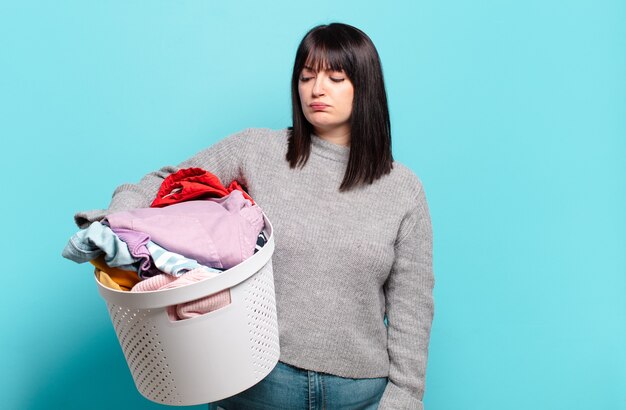 Mulher bonita plus size se sentindo triste, chateada ou com raiva e olhando para o lado com uma atitude negativa, franzindo a testa em desacordo