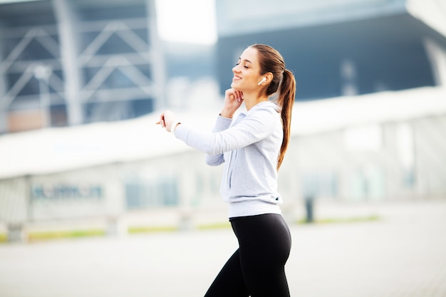 Mulher bonita praticando fitness ao ar livre