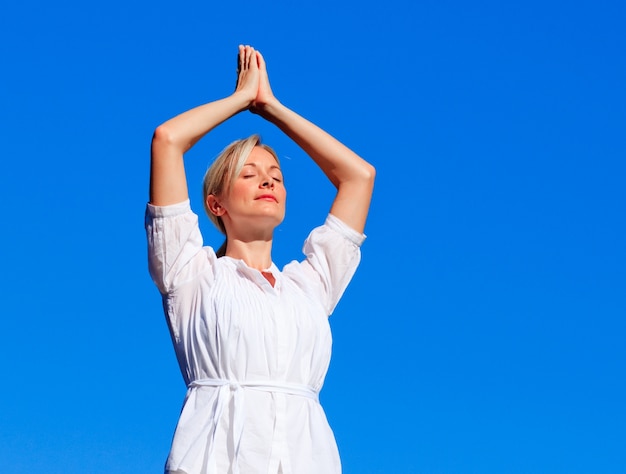 Mulher bonita praticando yoga