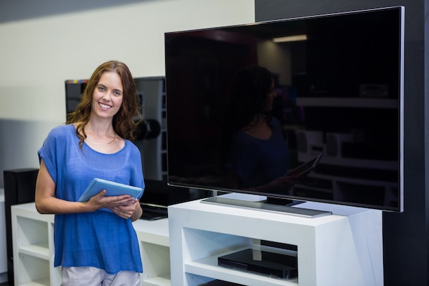 Mulher bonita que compra uma nova televisão