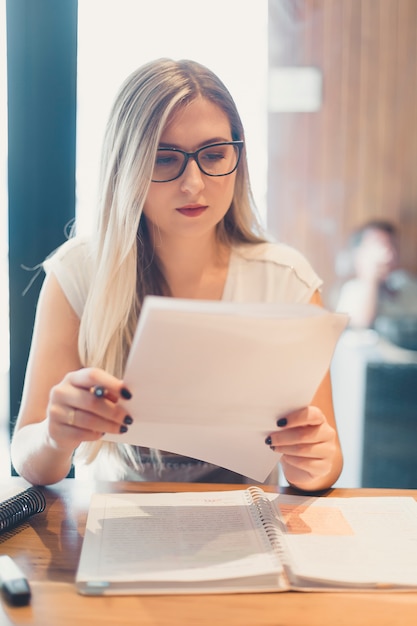 Mulher bonita que estuda, conceito de volta à escola