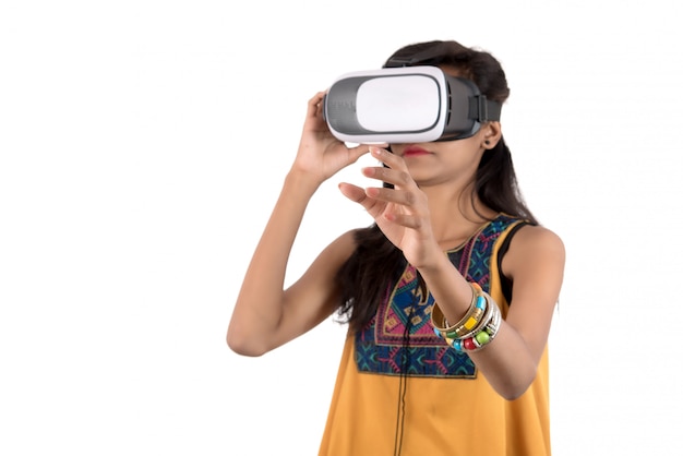 Mulher bonita que olha embora dispositivo de Vr. Jovem mulher usando realidade virtual óculos fone de ouvido.