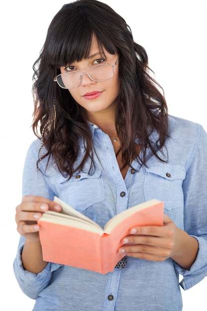 Foto mulher bonita que usa óculos e livro de espera