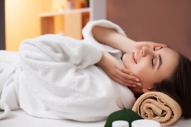 Mulher bonita, recebendo uma massagem relaxante no salão spa