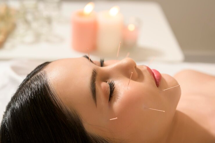Mulher bonita recebeu tratamento de acupuntura no rosto pelo terapeuta medicina chinesa