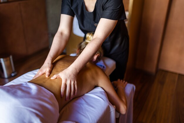 Mulher bonita relaxando em um hotel com spa de beleza - Cliente fazendo um tratamento de beleza em um salão de beleza com spa