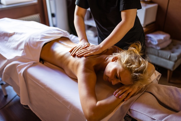 Mulher bonita relaxando em um hotel com spa de beleza - Cliente fazendo um tratamento de beleza em um salão de beleza com spa