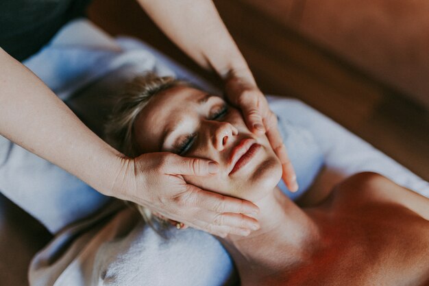 Mulher bonita relaxando em um hotel com spa de beleza - Cliente fazendo um tratamento de beleza em um salão de beleza com spa