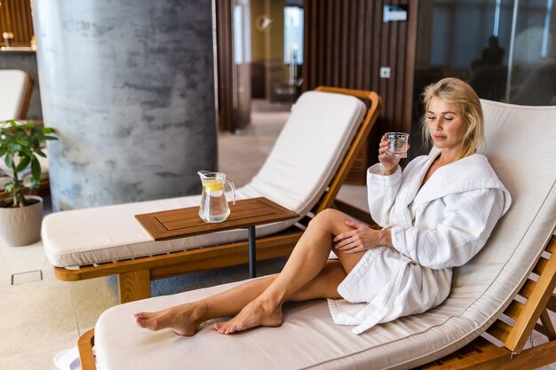 Mulher bonita relaxando em um hotel com spa de beleza - Cliente fazendo um tratamento de beleza em um salão de beleza com spa