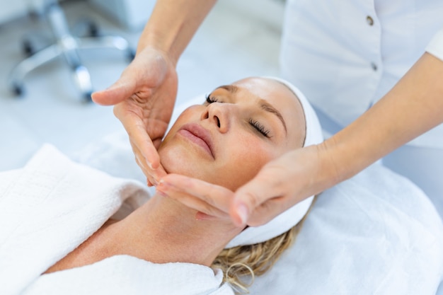 Mulher bonita relaxando em um hotel com spa de beleza - Cliente fazendo um tratamento de beleza em um salão de beleza com spa