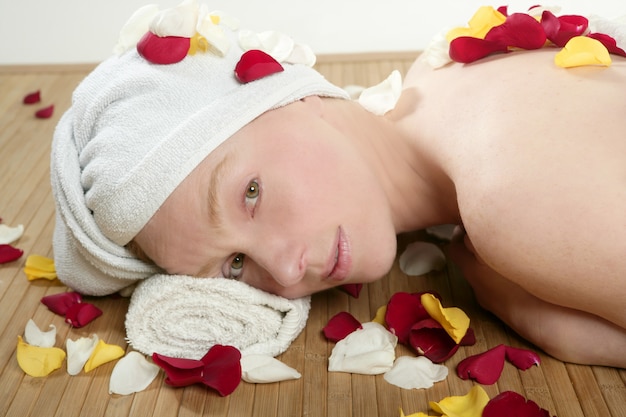 Mulher bonita relaxante spa, aromaterapia