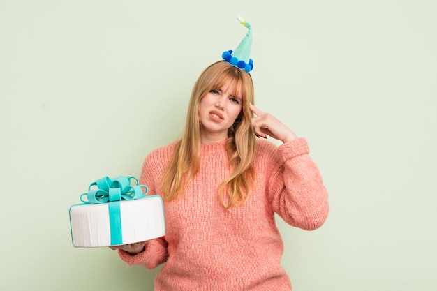 Mulher bonita ruiva se sentindo confusa e confusa, mostrando que você é um conceito de aniversário insano