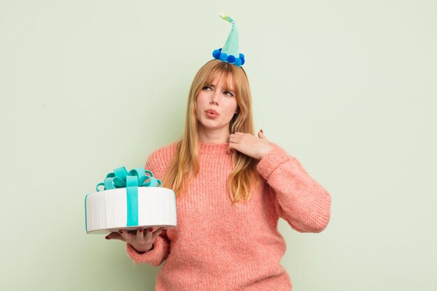 Mulher bonita ruiva se sentindo estressada, ansiosa, cansada e frustrada conceito de aniversário