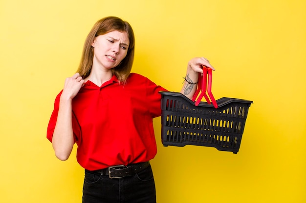 Mulher bonita ruiva se sentindo estressada, ansiosa, cansada e frustrada, conceito de cesta de compras