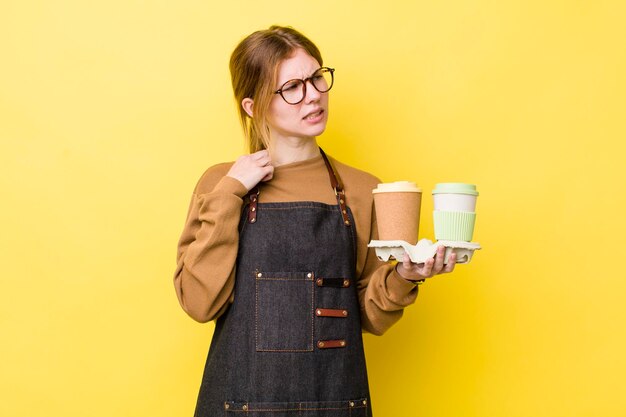 Mulher bonita ruiva se sentindo estressada, ansiosa, cansada e frustrada, tire o conceito de café