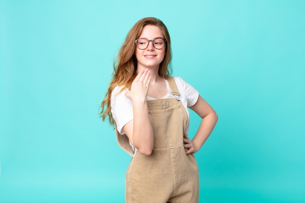 Mulher bonita ruiva se sentindo estressada, ansiosa, cansada e frustrada