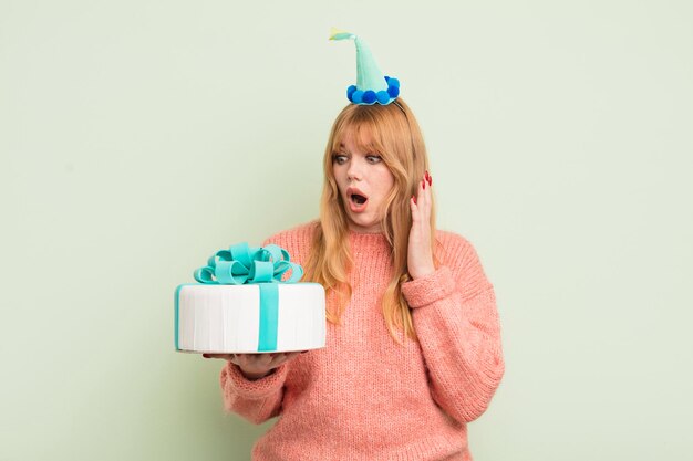 Mulher bonita ruiva se sentindo feliz, animado e surpreso conceito de aniversário