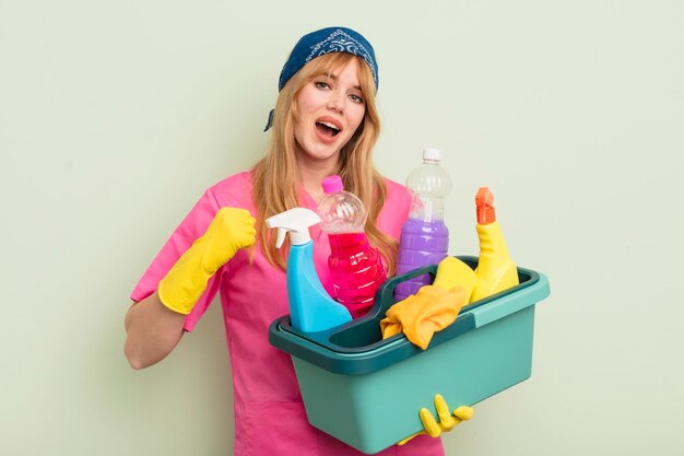 Mulher bonita ruiva se sentindo feliz e enfrentando um desafio ou comemorando limpeza e produtos limpos