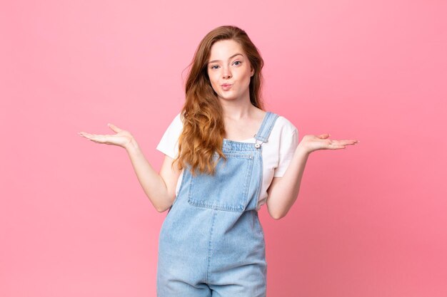 Mulher bonita ruiva se sentindo perplexa, confusa e duvidosa