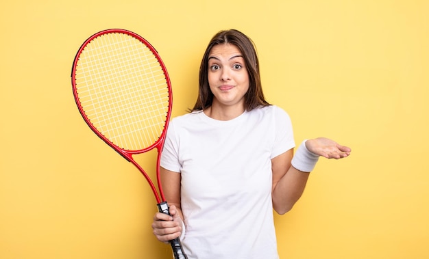 Mulher bonita se sentindo confusa e confusa e duvidando do conceito de jogador de tênis