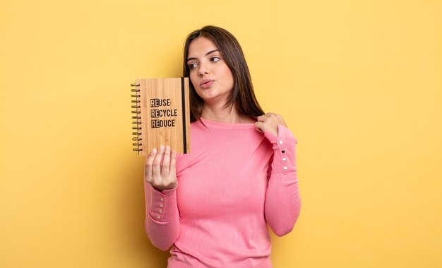 Mulher bonita se sentindo estressada, ansiosa, cansada e frustrada. conceito de reciclagem