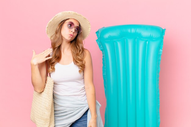 Mulher bonita se sentindo estressada, ansiosa, cansada e frustrada. conceito de verão