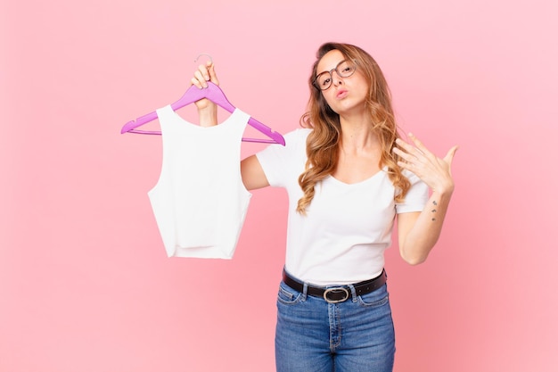 Mulher bonita se sentindo estressada, ansiosa, cansada e frustrada e escolhendo roupas