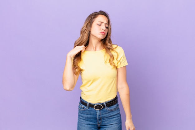 Mulher bonita se sentindo estressada, ansiosa, cansada e frustrada