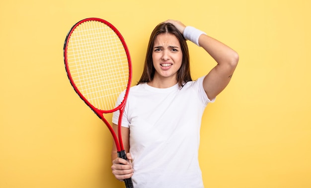 Mulher bonita se sentindo estressada, ansiosa ou assustada, com as mãos na cabeça. conceito de jogador de tênis