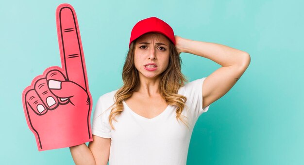 Mulher bonita se sentindo estressada, ansiosa ou assustada com as mãos na cabeça