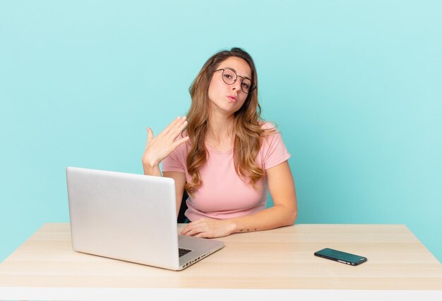 Mulher bonita se sentindo estressada, cansada e frustrada conceito de teletrabalho