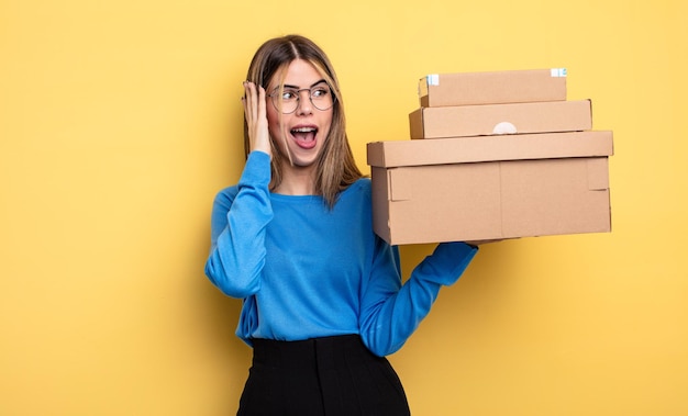 Mulher bonita se sentindo feliz, animado e surpreso conceito de caixas de pacotes