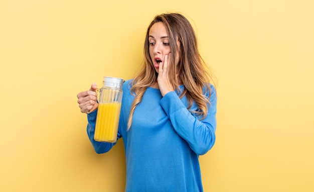 Mulher bonita se sentindo feliz, animado e surpreso conceito de suco de laranja