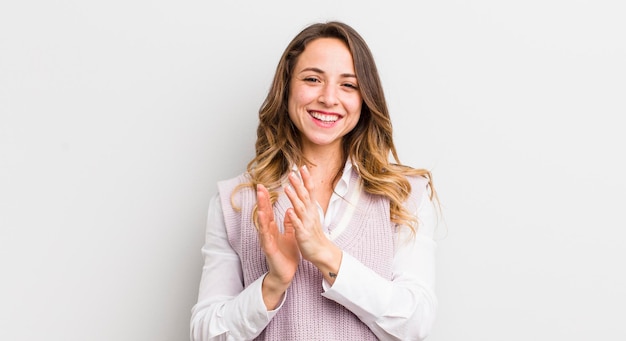 Mulher bonita se sentindo feliz e bem-sucedida sorrindo e batendo palmas dizendo parabéns com aplausos