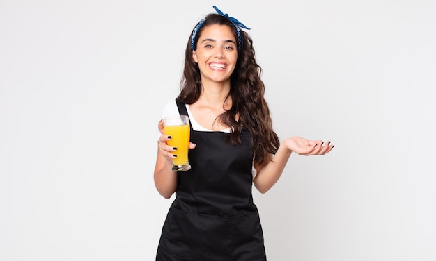 Mulher bonita se sentindo feliz e surpresa ao perceber uma solução ou ideia e segurando um copo de suco de laranja