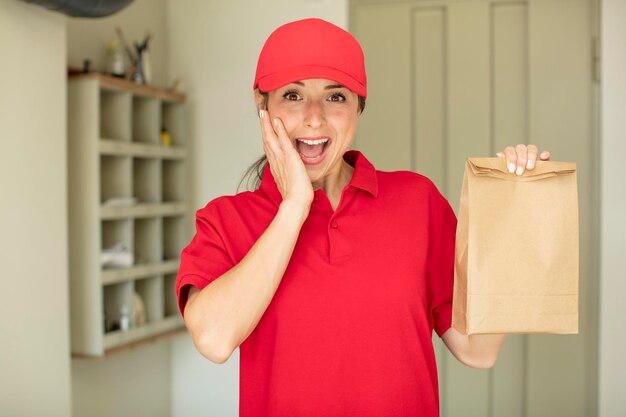 Foto mulher bonita se sentindo feliz e surpresa com algo inacreditável entrega levar embora conceito