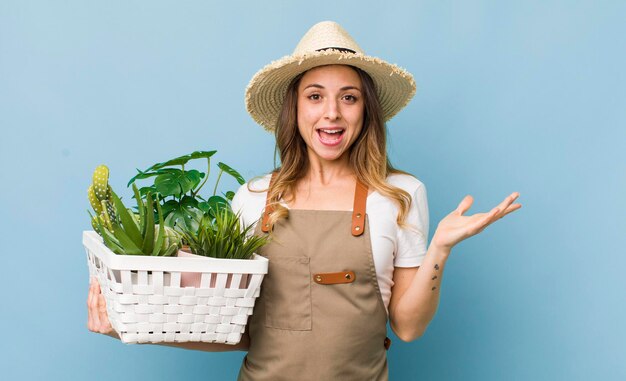 Mulher bonita se sentindo feliz e surpresa com algo inacreditável