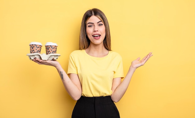 Mulher bonita se sentindo feliz, surpresa ao perceber uma solução ou ideia. conceito de cafés take away