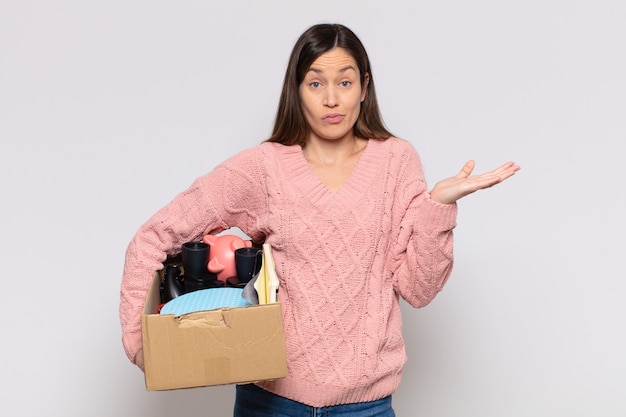 Mulher bonita se sentindo perplexa e confusa, duvidando, ponderando ou escolhendo diferentes opções com expressão engraçada