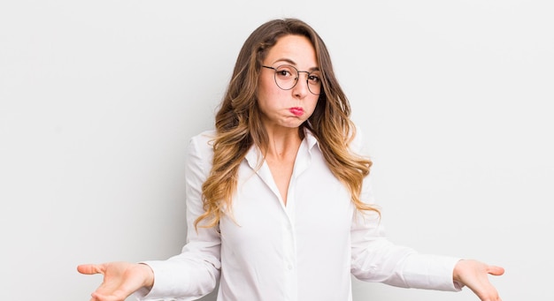 Mulher bonita se sentindo sem noção e confusa, sem ideia absolutamente confusa com um olhar idiota ou tolo